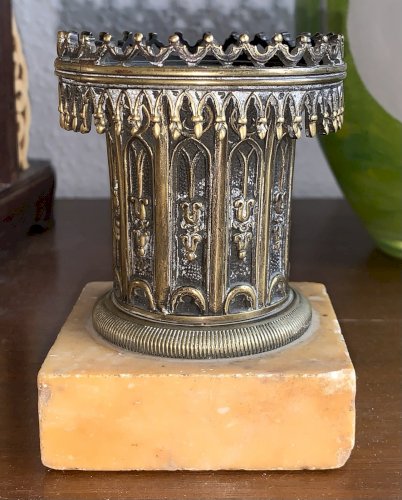 bougeoir ou pyrogène tour en bronze de style gothique socle marbre XIXe