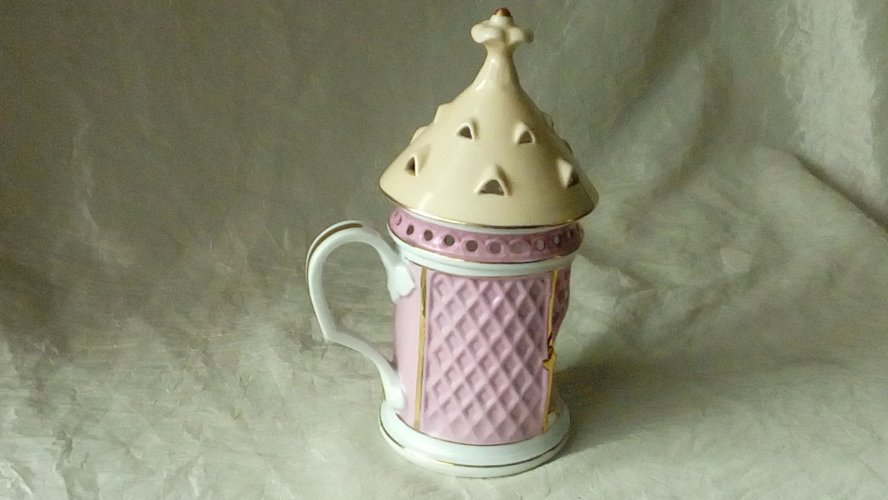 BOUGEOIR RAT DE CAVE VEUILLEUSE EN PORCELAINE DE PARIS**