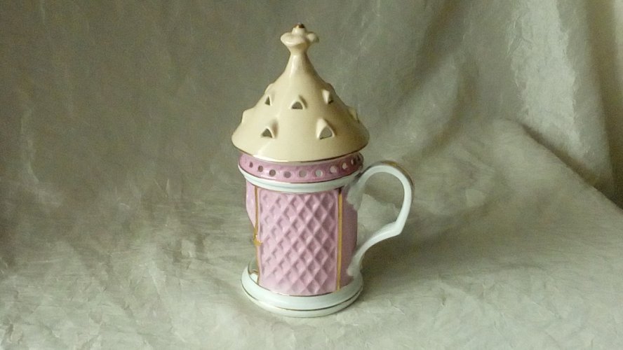 BOUGEOIR RAT DE CAVE VEUILLEUSE EN PORCELAINE DE PARIS**