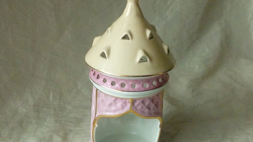 BOUGEOIR RAT DE CAVE VEUILLEUSE EN PORCELAINE DE PARIS**