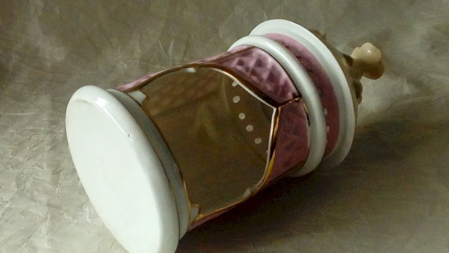 BOUGEOIR RAT DE CAVE VEUILLEUSE EN PORCELAINE DE PARIS**