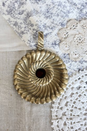 Bougeoir vintage rat de cave laiton doré - Plateau coquille spiralée style
