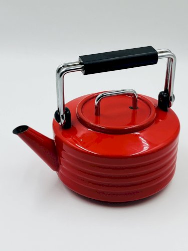 Bouilloire moderniste en tôle émaillée rouge