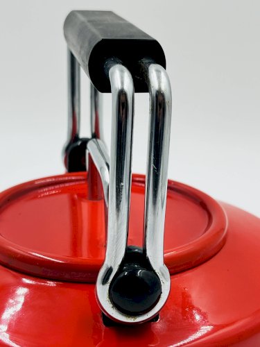 Bouilloire moderniste en tôle émaillée rouge