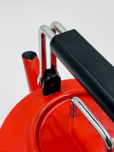 Bouilloire moderniste en tôle émaillée rouge