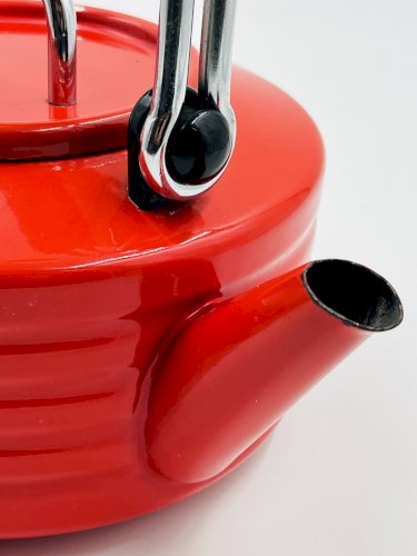 Bouilloire moderniste en tôle émaillée rouge