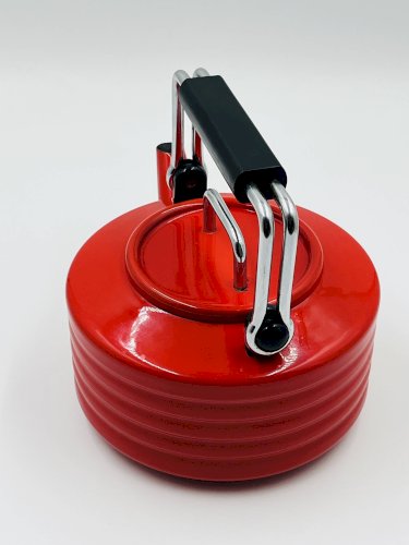 Bouilloire moderniste en tôle émaillée rouge