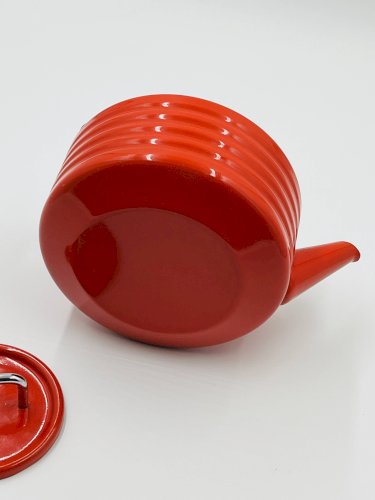Bouilloire moderniste en tôle émaillée rouge