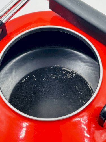 Bouilloire moderniste en tôle émaillée rouge