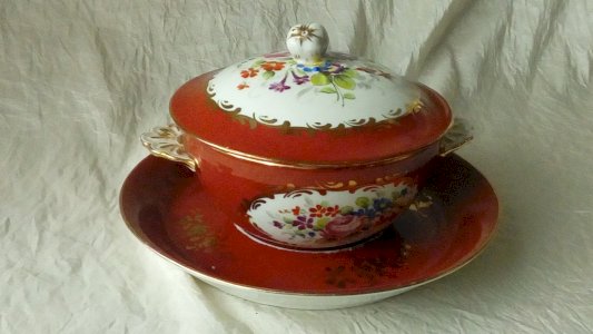 BOUILLON EN PORCELAINE DE PARIS SAMSON DECOR FLORAL FIN 19 EME**