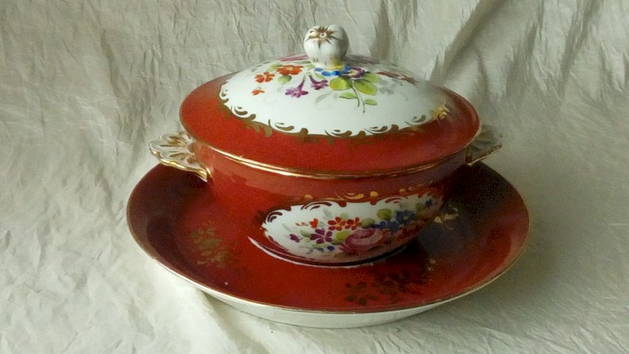 BOUILLON EN PORCELAINE DE PARIS SAMSON DECOR FLORAL FIN 19 EME**