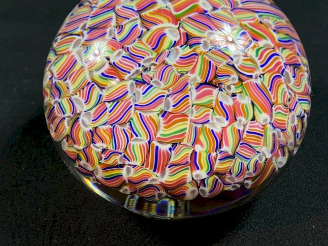 Boule presse-papier signée BACCARAT modèle Millefiori