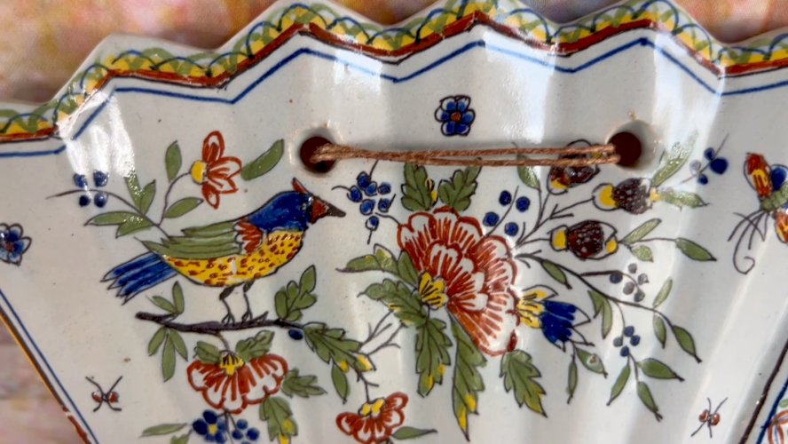 Bouquetière murale éventail faïence polychrome décor oiseau fleurs Desvres