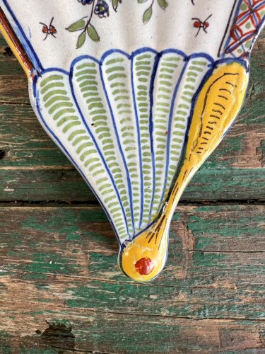 Bouquetière murale éventail faïence polychrome décor oiseau fleurs Desvres