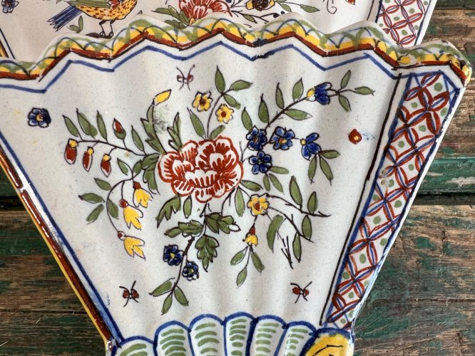 Bouquetière murale éventail faïence polychrome décor oiseau fleurs Desvres