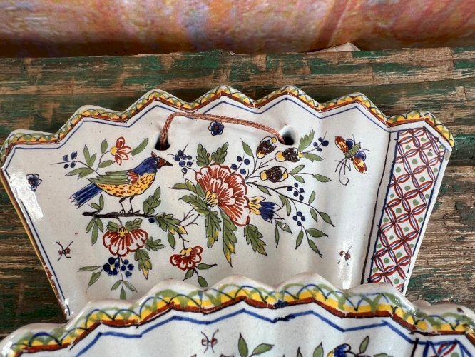 Bouquetière murale éventail faïence polychrome décor oiseau fleurs Desvres