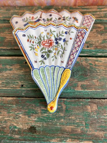Bouquetière murale éventail faïence polychrome décor oiseau fleurs Desvres