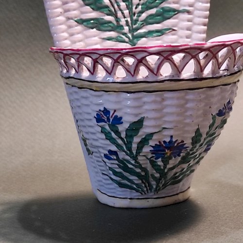 Bouquetière, vase en porcelaine tressée, XIXème siècle, décor barbeaux