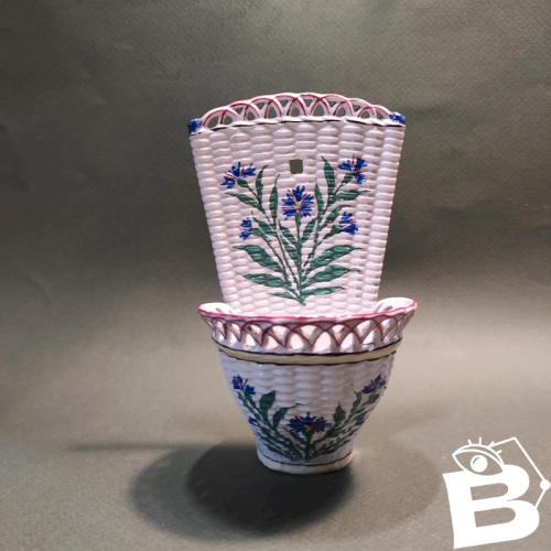 Bouquetière, vase en porcelaine tressée, XIXème siècle, décor barbeaux