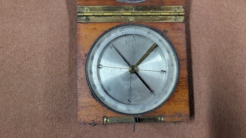 BOUSSOLE MILITAIRE ALIDADE ANCIENNE