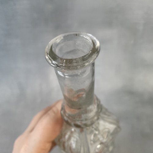 Bouteille à sujet en verre transparent décor 4 personnages guerre de Crimée