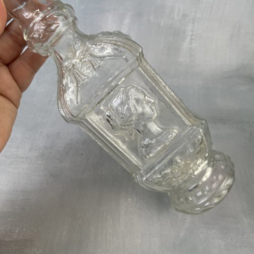 Bouteille à sujet en verre transparent décor 4 personnages guerre de Crimée