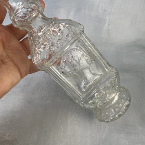 Bouteille à sujet en verre transparent décor 4 personnages guerre de Crimée