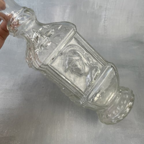 Bouteille à sujet en verre transparent décor 4 personnages guerre de Crimée