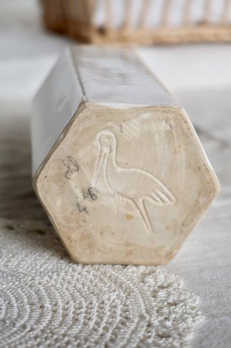 Bouteille ancienne en céramique émaillée beige