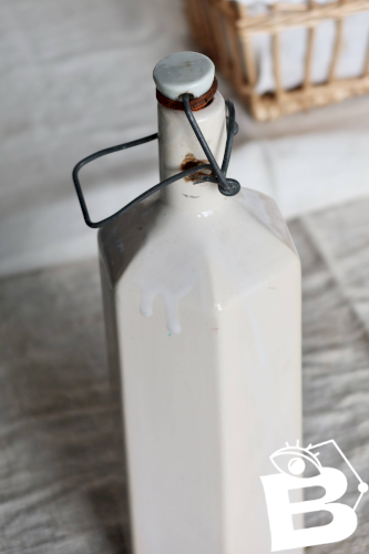 Bouteille ancienne en céramique émaillée beige