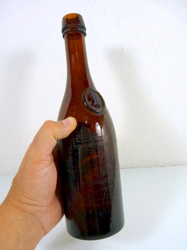 Bouteille ancienne verre soufflé sceau L Haute Epoque seal bottle fond plat 18 e