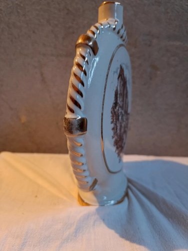 bouteille decoratif en porcelaine representant le chateau de boussac en bon etat