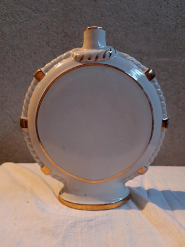 bouteille decoratif en porcelaine representant le chateau de boussac en bon etat