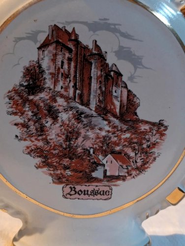 bouteille decoratif en porcelaine representant le chateau de boussac en bon etat