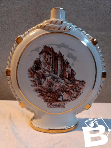bouteille decoratif en porcelaine representant le chateau de boussac en bon etat