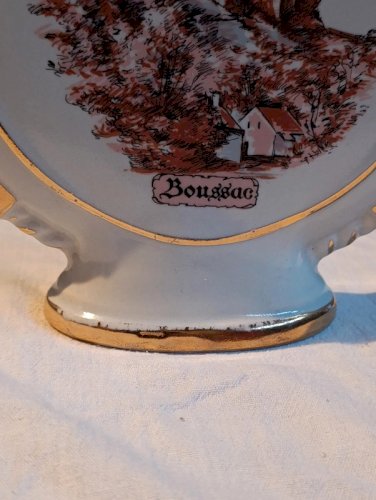 bouteille decoratif en porcelaine representant le chateau de boussac en bon etat