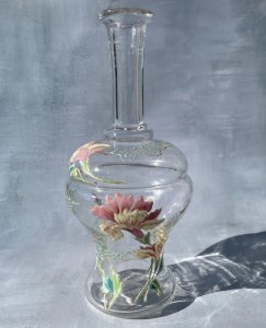 Bouteille en verre transparent décor floral émaillé verrerie LEGRAS ? non signé
