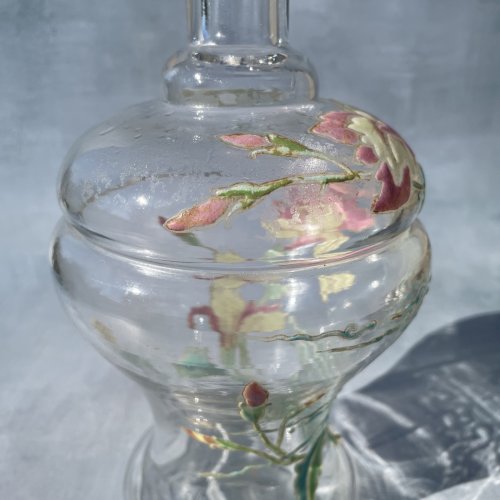 Bouteille en verre transparent décor floral émaillé verrerie LEGRAS ? non signé