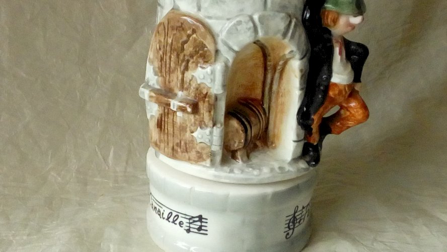 BOUTEILLE MUSICALE EN FAIENCE BARBOTINE MODELE PEUT COURANT*