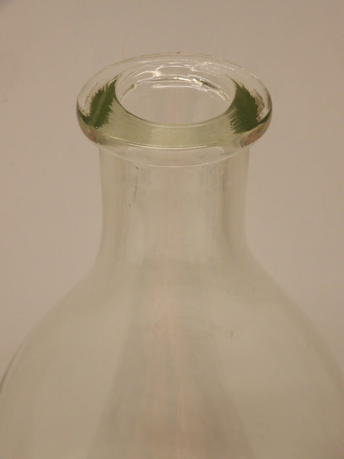 ancienne et rare goujonniére, bouteille en verre soufflé