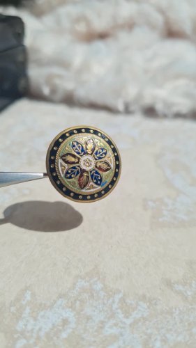 Bouton de col ancien émaillé cloisonné
