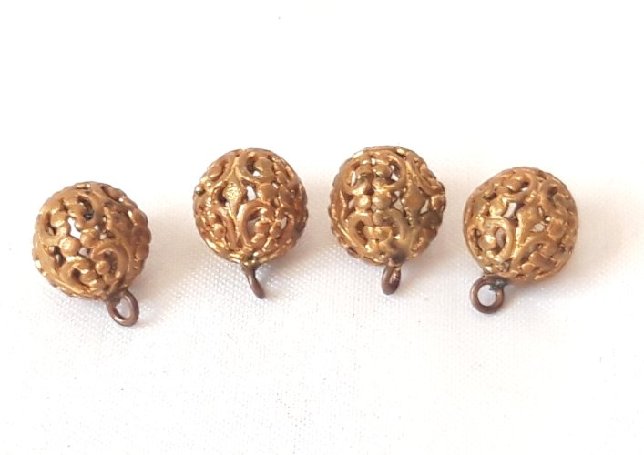 Boutons anciens de vêtements en métal filigrané