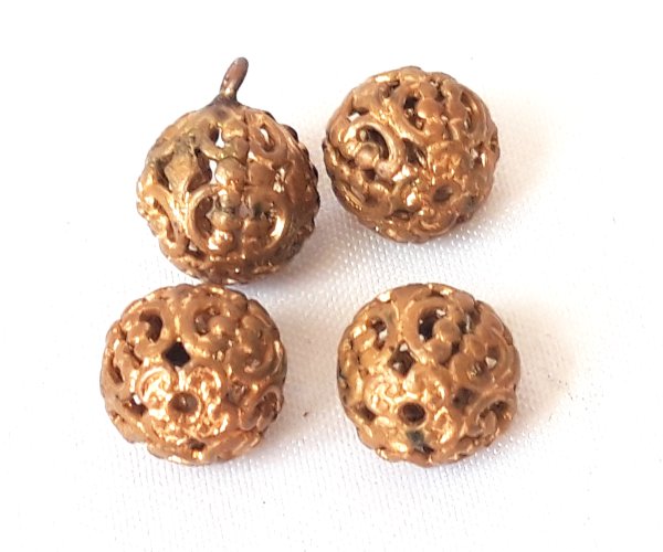 Boutons anciens de vêtements en métal filigrané