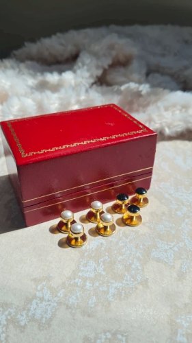 Boutons de manchette dans leurs boite