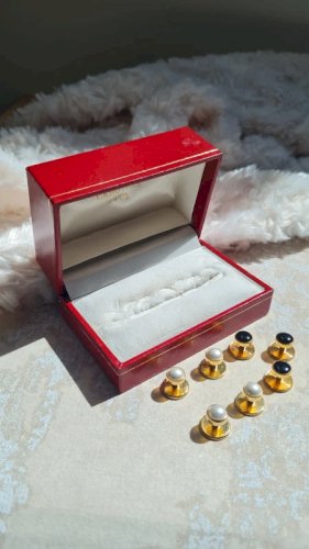 Boutons de manchette dans leurs boite