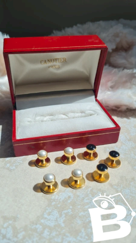 Boutons de manchette dans leurs boite