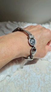 Bracelet ancien en argent avec une effigie grecque