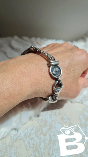 Bracelet ancien en argent avec une effigie grecque