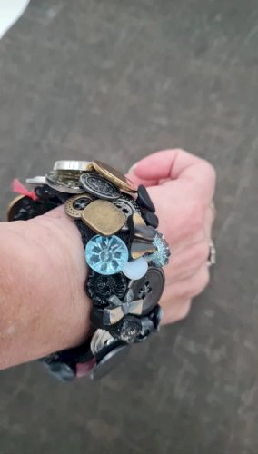 Bracelet avec boutons atypique