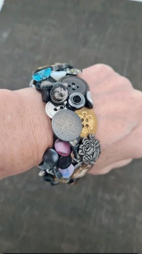 Bracelet avec boutons atypique